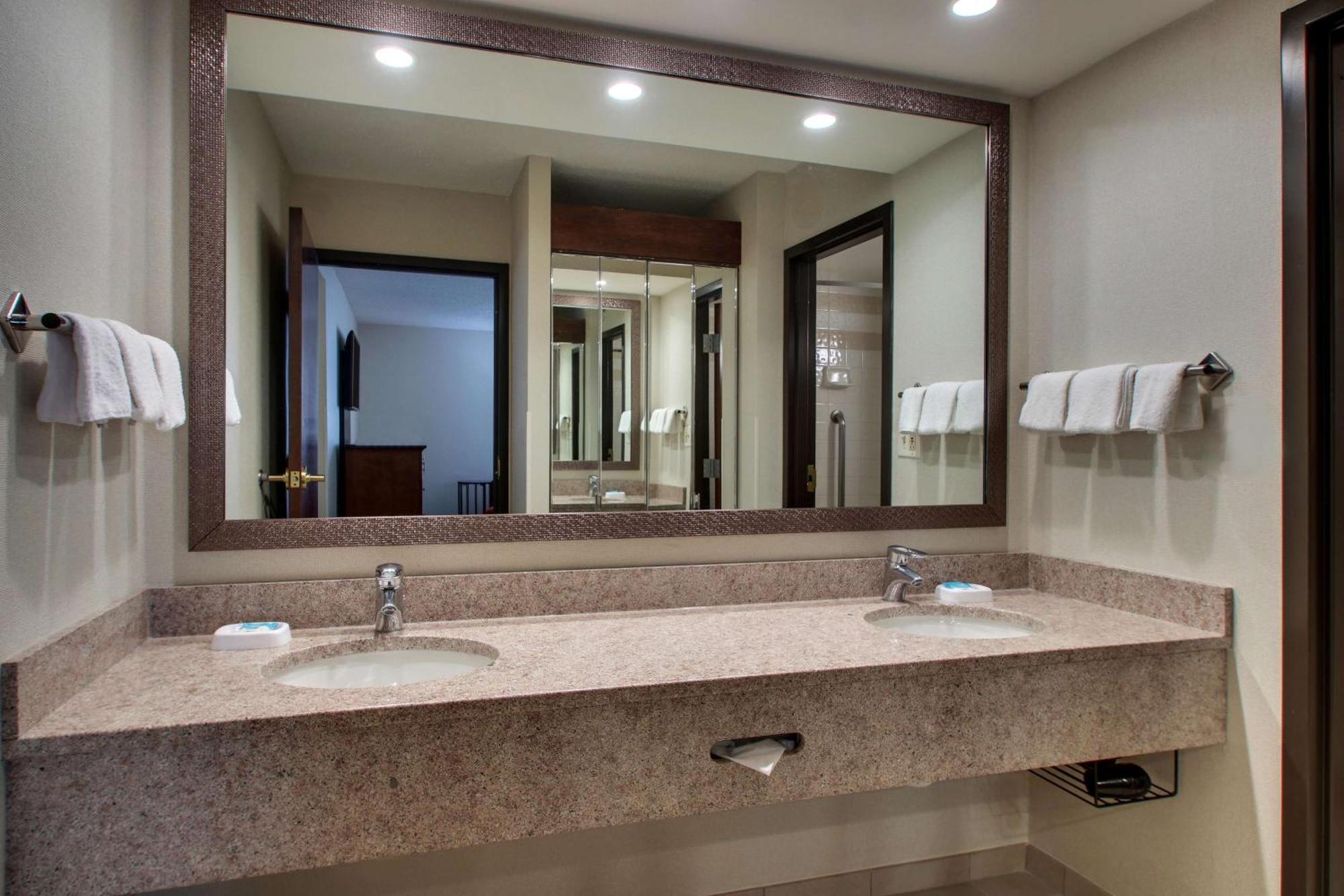 Drury Inn & Suites โบว์ลิงกรีน ภายนอก รูปภาพ